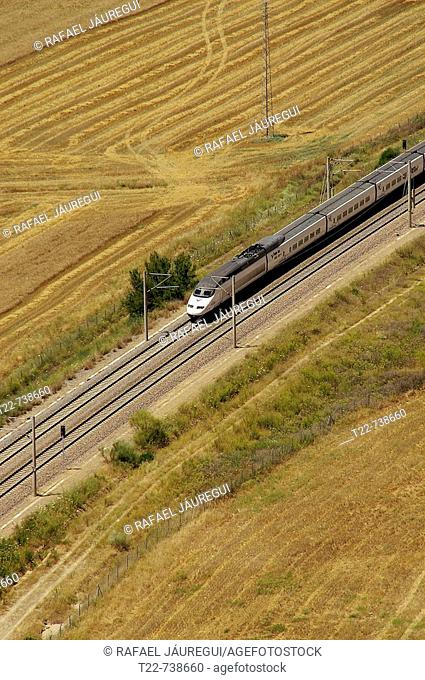Almodóvar del Río (Córdoba). España.  Tren de Alta Velocidad (AVE) a su paso por el pueblo cordobés de Almodóvar del Río