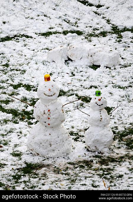 26 November 2023, Saxony, Dresden: Two snowmen stand on a meadow in the Leipziger Vorstadt district in the morning. Photo: Robert Michael/dpa