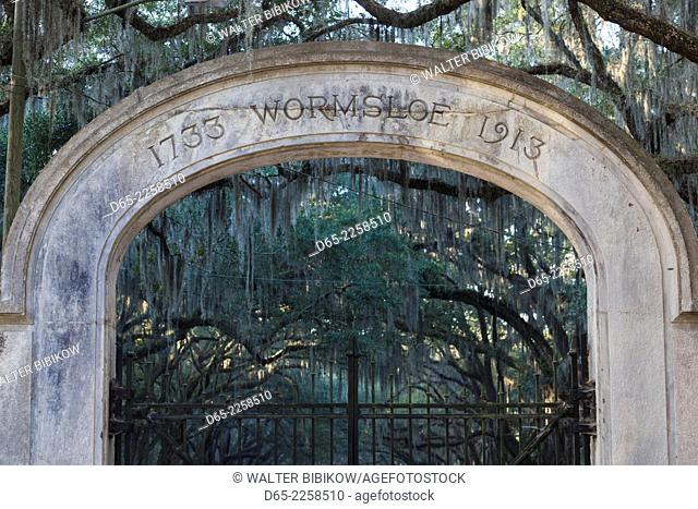 USA, Georgia, Savannah, Wormsloe State Historic Site, entrance gate to the former Wormsloe Plantation
