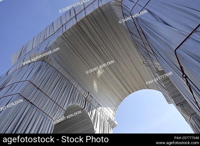 Paris, September 22nd, 2021, Christo and Jeanne-Claude's gift to Paris: the veiled Arc de Triomphe. - Paris/Frankreich