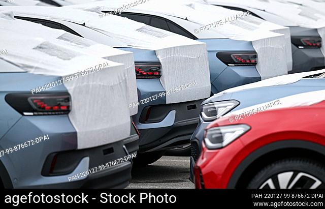 27 January 2022, Saxony, Zwickau: Finished Volkswagen ID.5 vehicles parked at the Zwickau plant. At the turn of the year, production of the new ID