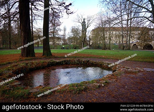 23 December 2022, Thuringia, Weimar: The ox-eye, created as an artificial stone circle in the park on the Ilm, frames one of the sources of the Läutra