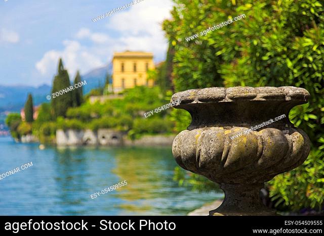 Blick vom Park der Villa Monastero auf den Comer See in der Nähe von Varenna in Italien