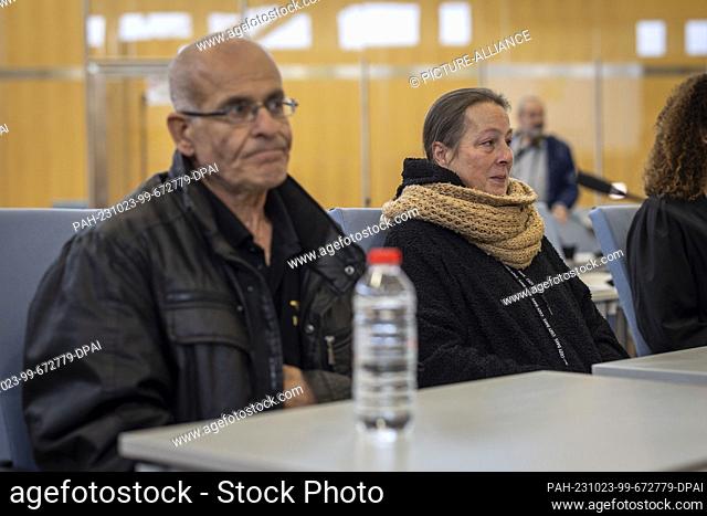 23 October 2023, North Rhine-Westphalia, Duesseldorf: The parents of murdered Irfan Dip, Ali Dip (l) and Karin Dip, are sitting in the courtroom as joint...