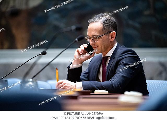 24 January 2019, US, New York City: Heiko Maas (SPD), Foreign Minister, sits one day before the meeting with a smartphone in his hand in the hall of the United...