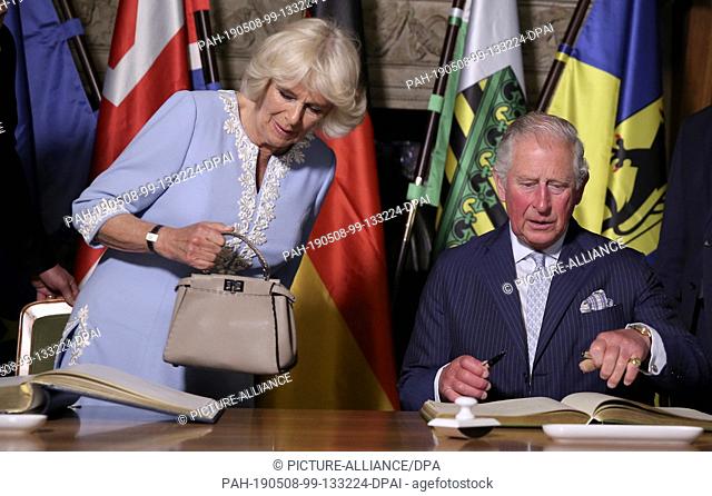 08 May 2019, Saxony, Leipzig: The British heir to the throne Prince Charles, Prince of Wales and his wife Duchess Camilla sign the Golden Book of the City in...