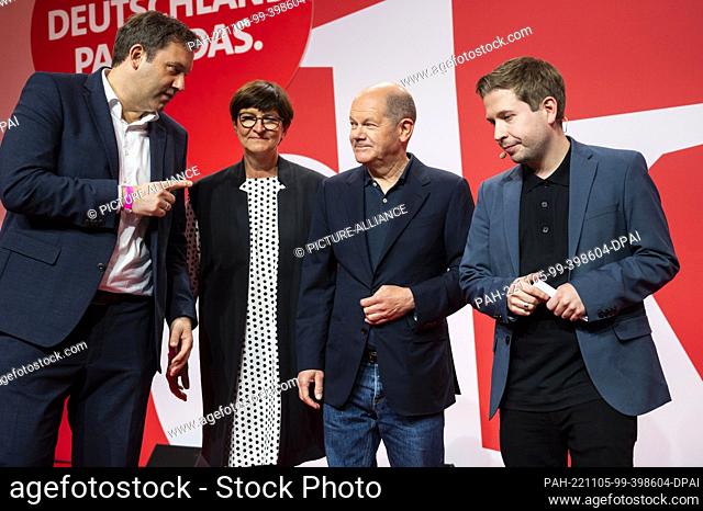 05 November 2022, Berlin: Lars Klingbeil (l-r), Federal Chairman of the SPD, Saskia Esken, Federal Chairwoman of the SPD