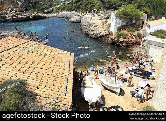 06 August 2023, Spain, Santanyi: People on the beach Cala s'Almunia in Mallorca. Photo: Clara Margais/dpa. - Santanyi/Mallorca/Spain