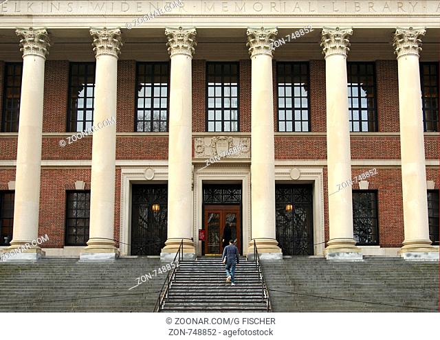 Studenten auf dem Weg zur Harry Elkins Widener Memorial Bibliothek, Harvard Universitaet, Cambridge, Massachusetts, USA / Students on the way to the Harry...