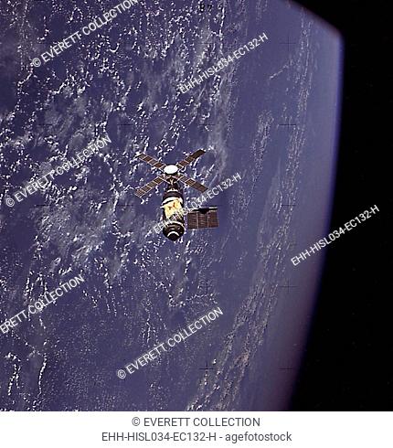 Skylab in orbit. The golden shape is a NASA made parasol that replaced the heat shield damaged during May 14, 1973 launch