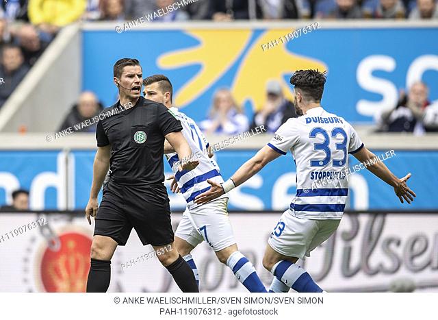 referee Robert KEMPTER l. , gesture, gesture, Moritz STOPPELKAMP (DU) reclaims football 2. Bundesliga, 28. matchday, MSV Duisburg (DU) - FC Ingolstadt 04 (IN)...