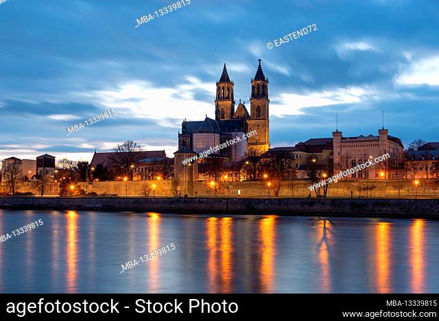 Germany, Saxony-Anhalt, Magdeburg, illuminated Schleinufer with Magdeburg Cathedral