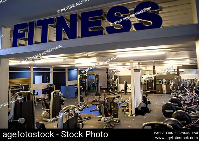 05 November 2020, Köpenick, Berlin: Above the entrance of the FHC FIT&SPA to the empty fitness room are letters that form the word ""fitness""
