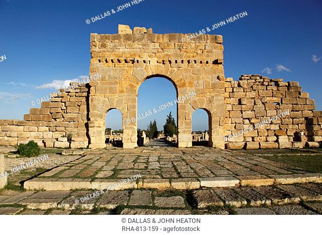 Arch of Antoninus Pius, Roman ruins of Sbeitla, Tunisia, North Africa, Africa