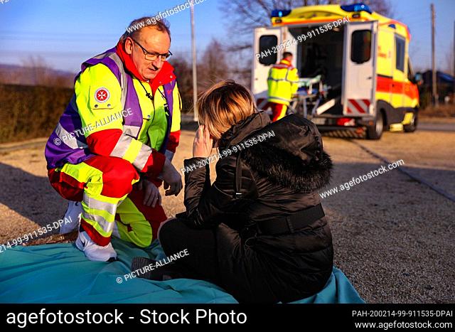 16 January 2020, Saxony, Heidenau: During an exercise, members of the crisis intervention team and paramedics look after people according to a pre-set accident...