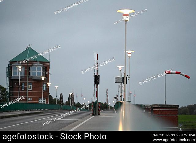 22 October 2023, Leer: View in dry but windy weather over the 464 meter long Jann Berghaus Bridge. After the Erasmus Bridge