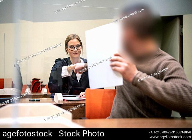 09 July 2021, Bavaria, Munich: Lawyer Ruth Beer (l) greets her client, a man accused of an attempted attack in downtown Munich