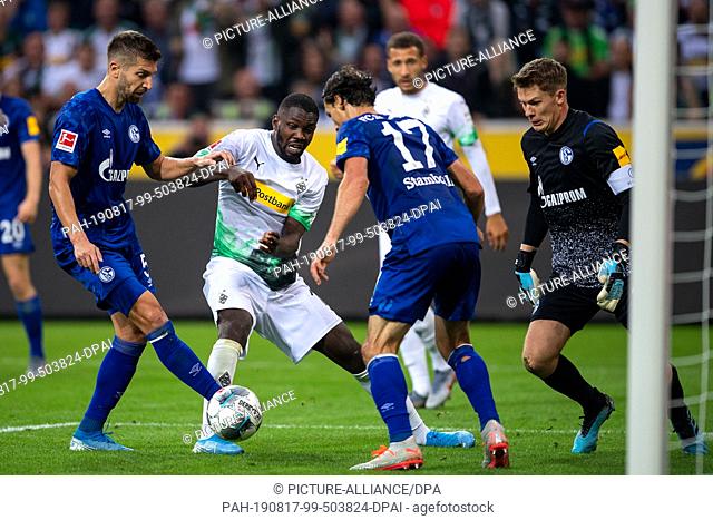 17 August 2019, North Rhine-Westphalia, Mönchengladbach: Soccer: Bundesliga, Borussia Mönchengladbach - FC Schalke 04, Matchday 1