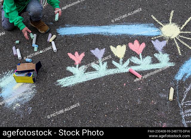 SYMBOL - 07 April 2023, Baden-Württemberg, Rottweil: A child paints on a street with crayons. Photo: Silas Stein/dpa. - Rottweil/Baden-Württemberg/Germany