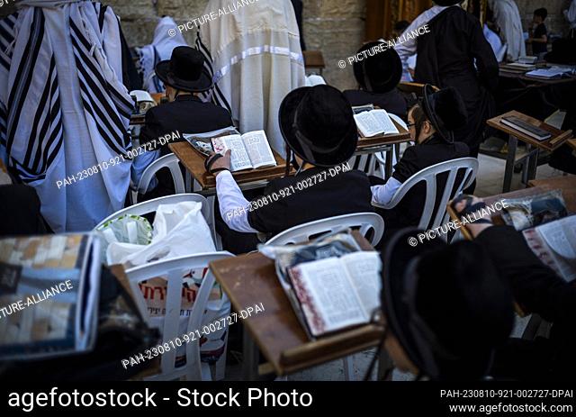 10 August 2023, Israel, Jerusalem: Jewish orthodox pray by the Western Wall. Photo: Ilia Yefimovich/dpa. - Jerusalem/Israel