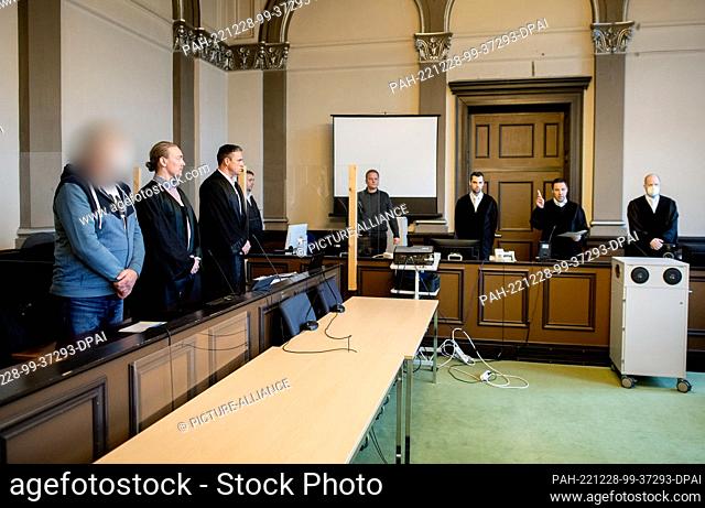 28 December 2022, Lower Saxony, Verden: A man charged with two counts of murder and attempted murder stands next to his defense attorneys Jan Raschka (2nd from...