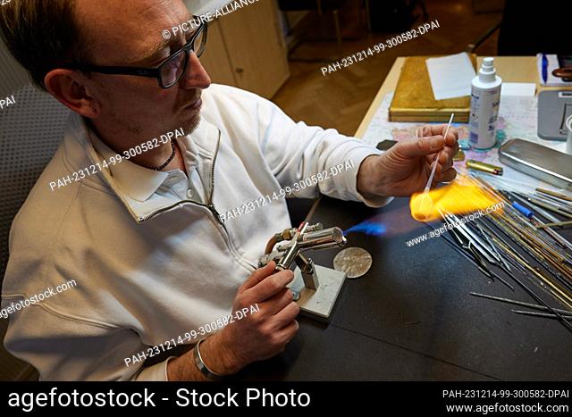PRODUCTION - 14 December 2023, Berlin: Jan Liebermann produces an eye prosthesis. Photo: Joerg Carstensen/dpa. - Berlin/Berlin/Germany