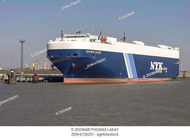 Autotransporter im Emderner Hafen. Ro-Ro ship at Emden harbour