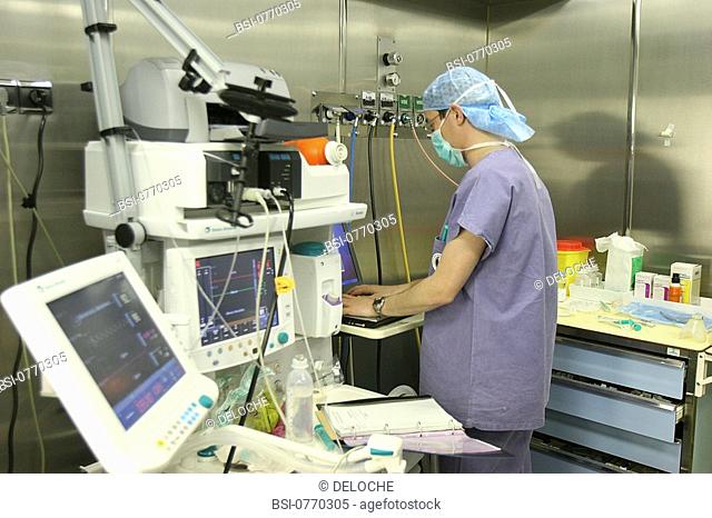 ANESTHETIST<BR>Photo essay for press only.<BR>Orthopedic surgery unit at the Geoffroy Saint-Hilaire clinic in Paris. Anesthesiologist