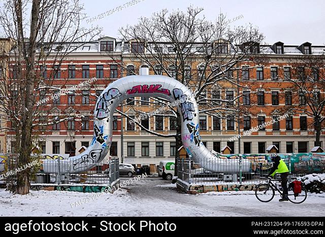 04 December 2023, Saxony, Leipzig: A district heating pipeline runs through the Leipzig district of Reudnitz in front of old buildings from the Wilhelminian era