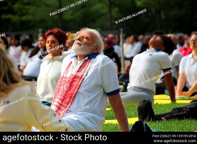 21 June 2023, USA, New York: Narendra Modi (M), prime minister of India, practices yoga with hundreds of people at the United Nations