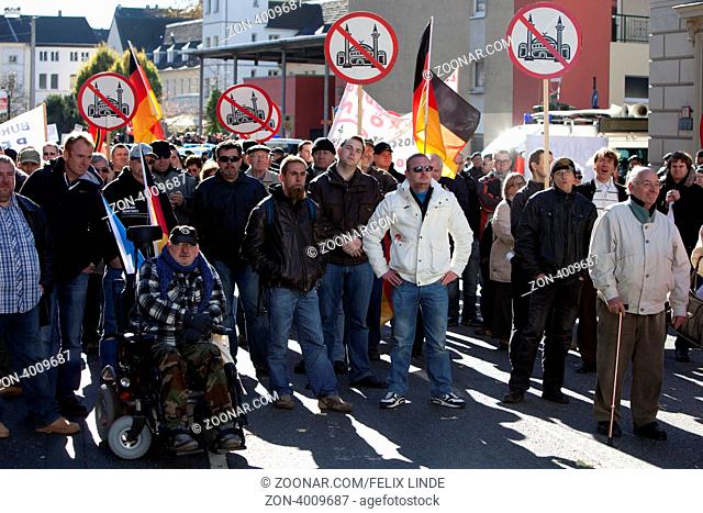 Anhaenger der rechtextremen Vereinigung Pro-NRW mit Anti-Islam-Schildern und Deutschlandflaggen auf einem Aufmarsch in Wuppertal
