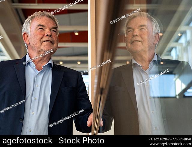 28 October 2021, North Rhine-Westphalia, Bochum: Former sports reporter Manfred ""Manni"" Breuckmann is reflected in the glass railing of the Justice Center in...