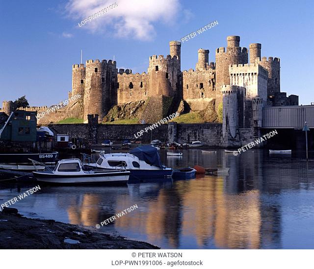 Wales, Gwynedd, Conwy Castle. Small boats moored on the River Conwy by Conwy Castle, constructed by the English monarch Edward I between 1283 and 1289 as one of...