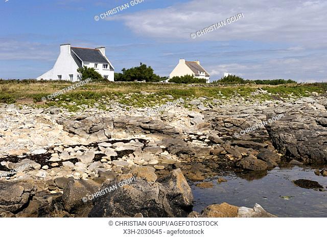 Ile de Sein, off the coast of Pointe du Raz, Finistere department, Brittany region, west of France, western Europe.	1015
