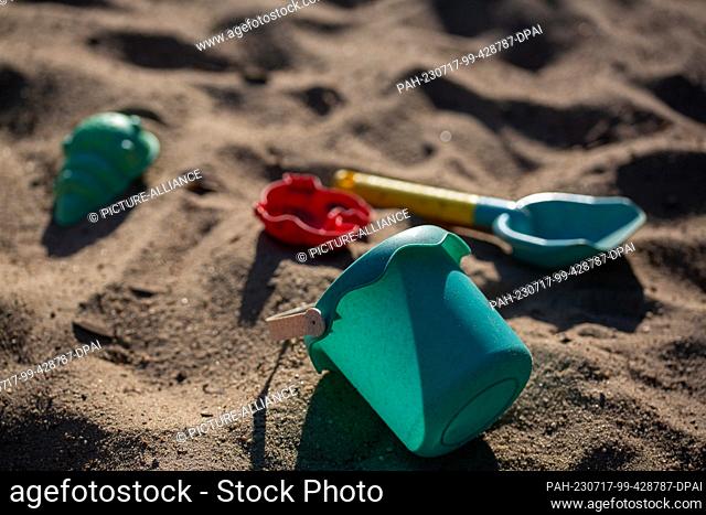 SYMBOL - 09 May 2023, Berlin: Sand toys lying in a sandbox on a playground. Photo: Fernando Gutierrez-Juarez/dpa. - Berlin/Berlin/Germany