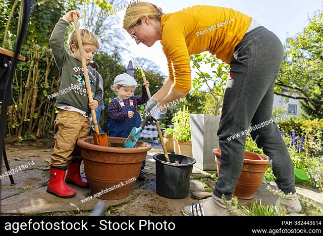 Children help with gardening. Copyright: Ute Grabowsky/photothek.de || Model release available. - Bonn/Deutschland