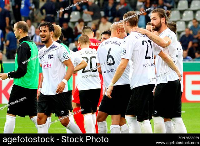 Da kommt Freude auf: Die Villinger Spieler sind nach dem Schlusspfiff und der 1:4 Niederlage gegen den Bundesligisten absolut zufrieden - DFB-Pokal 16/17 1 HR:...
