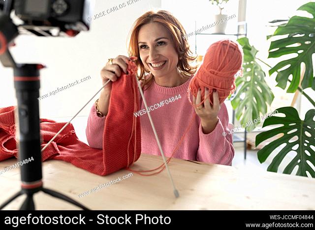 Influencer doing knitting tutorial at home
