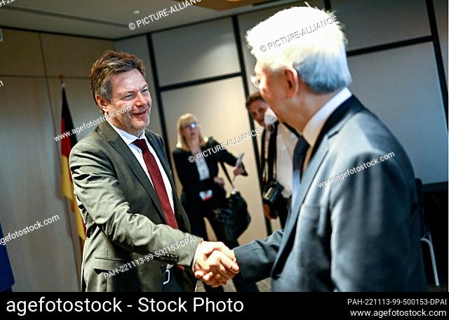 13 November 2022, Singapore, Singapur: Robert Habeck (Bündnis 90/Die Grünen, l), Vice Chancellor and Federal Minister for Economic Affairs and Climate...