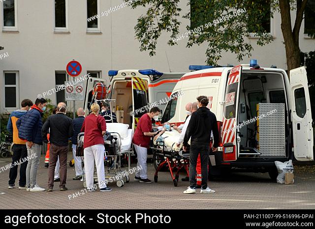 07 October 2021, Lower Saxony, Göttingen: Patients from Neu-Mariahilf Hospital are evacuated. During construction work at the Weender Tor in Göttingen