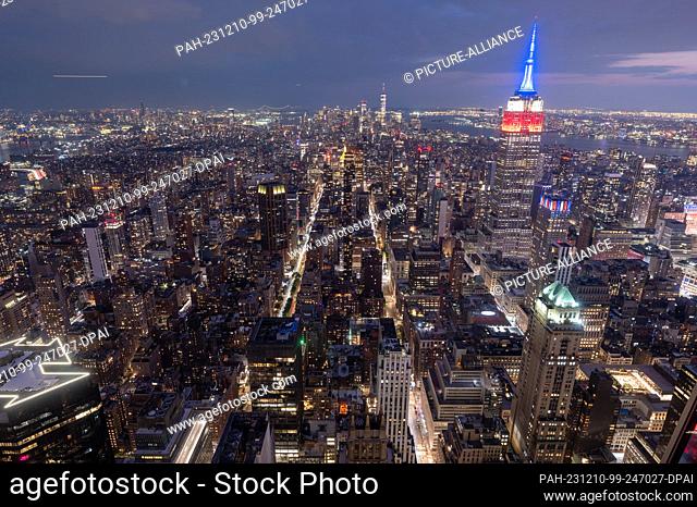 04 September 2023, USA, New York: View of Manhattan after sunset from the glazed viewing platform The Summit at One Vanderbilt