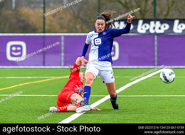 Celine Verdonck (27) of Woluwe and Silke Vanwynsberghe (21) of Anderlecht pictured during a female soccer game between RSC Anderlecht and White Star Woluwe on...