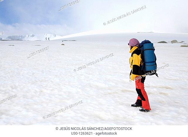 Woman practicing mountaineering in the Sierra de Béjar Natural Park, in the provincial boundary between Salamanca and Avila