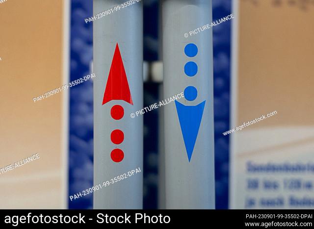 31 August 2023, Brandenburg, Groß Kreutz: A red and blue arrow is on a model heat pump located in the ""Heat Pump Laboratory"" of the Potsdam Chamber of Crafts...