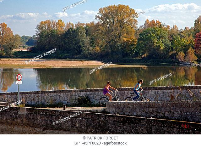 WALKING AND CYCLING ALONG THE LOIRE, THE TOWPATH, THE 'LOIRE A VELO' CYCLING ITINERARY, ORLEANS, LOIRET 45, FRANCE
