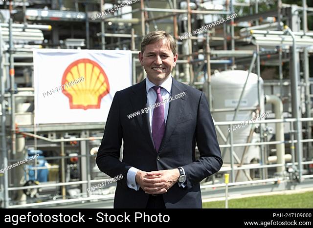 Huibert VIGEVENO, management member of Royal Dutch Shell, portrait, portrait, cropped single image, single motif, commissioning of the REFHYNE hydrogen...