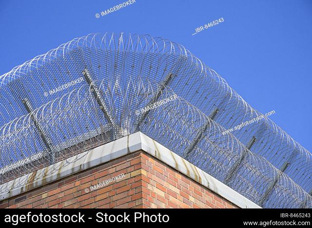 Wall, barbed wire, juvenile detention centre, Plötzensee Prison, Friedrich-Olbricht-Damm, Charlottenburg, Berlin, Germany, Europe