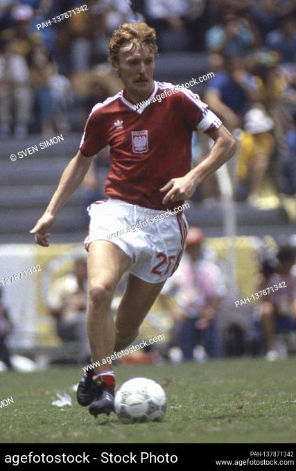 Zbigniew Boniek, Poland, POL, single action with ball, undated picture, at the Soccer World Cup 1986 in Mexico, | usage worldwide. - Monterrey/Mexiko