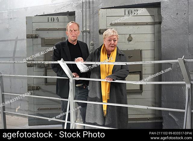 02 November 2021, Berlin: Tom Sello, Berlin Commissioner for Reappraisal, and Evelyn Zupke, SED Victims' Commissioner, stand in the former GDR prison on...