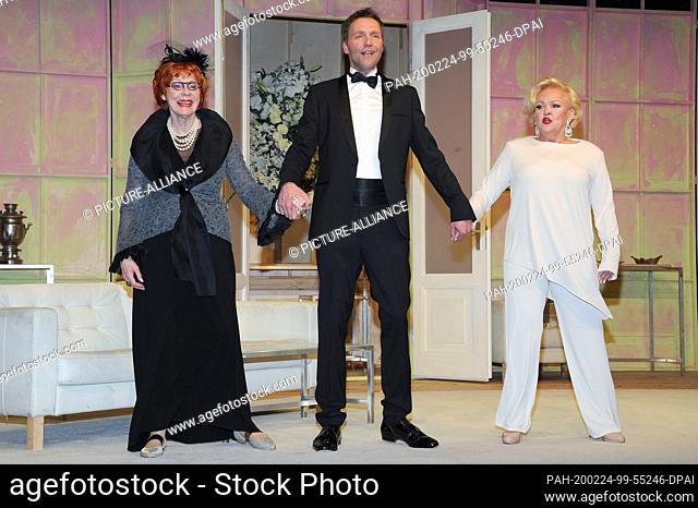 24 February 2020, Bavaria, Munich: The actors Viktoria Brams (l-r, Tuppy Armstrong), Patrik Fichte (Dr. Hugh Kyle) and the singer Angelika Milster (Isobel